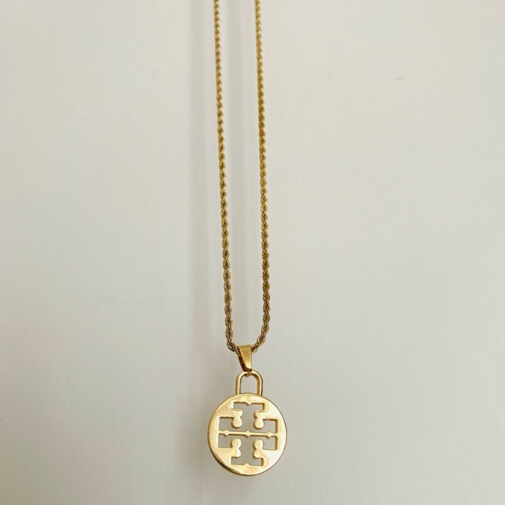 Brand New Tory Burch Gold Tone Logo Charm Pendant Rope Chain Necklace